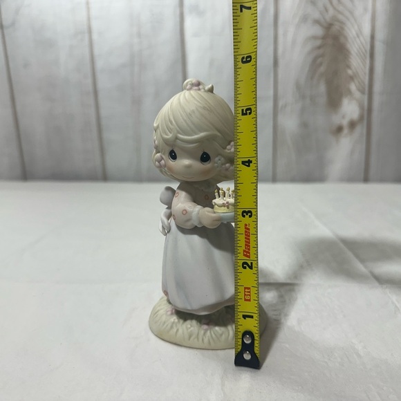Precious Moment’s figurine titled “May Your Birthday Be A Blessing” from 1990 - Picture 7 of 8